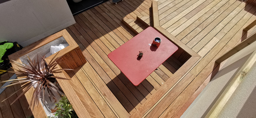 Terrasse ipé avec banquettes et jardinières intégrées