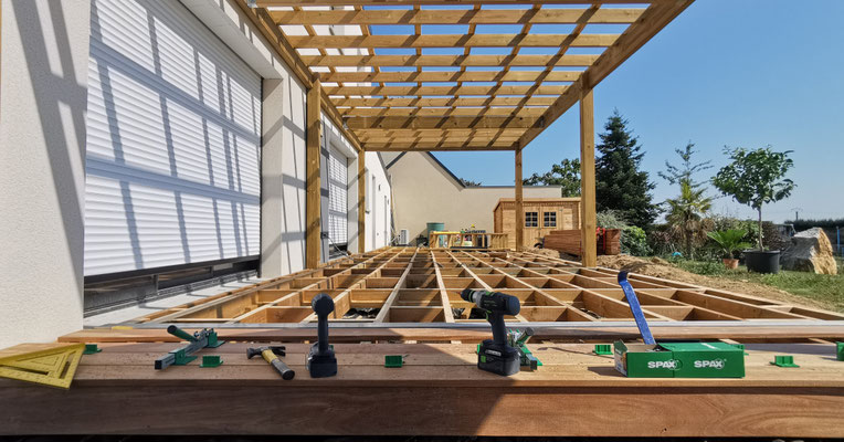 Chantier de pergola et terrasse bois en cours