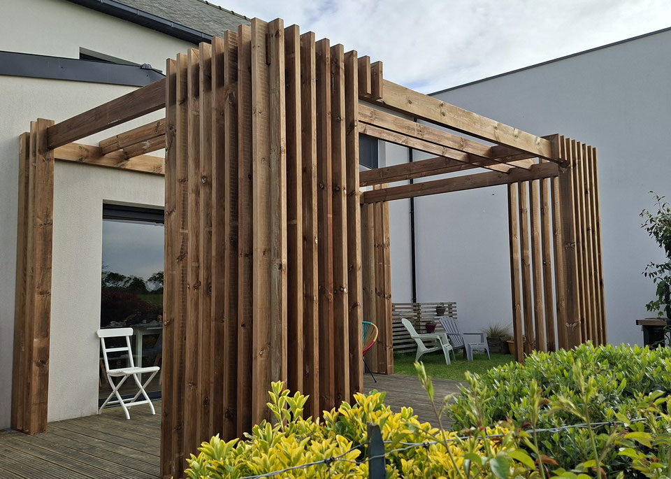 Pergola bois contemporaine à lames verticales