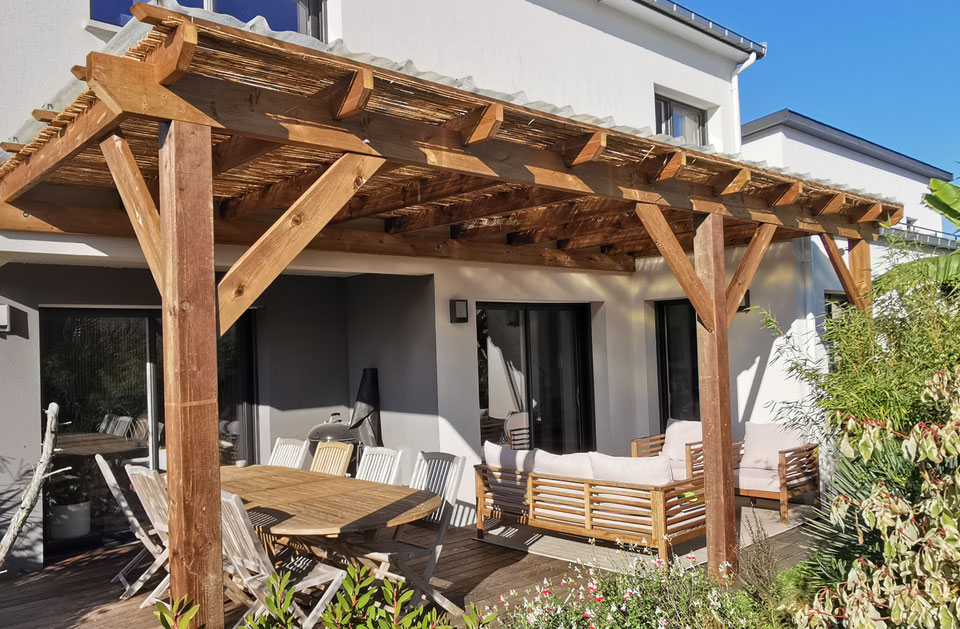 Grande pergola bois adossée avec couverture bambou