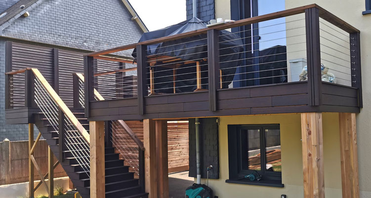 Terrasse suspendue moderne avec garde-corps câble inox