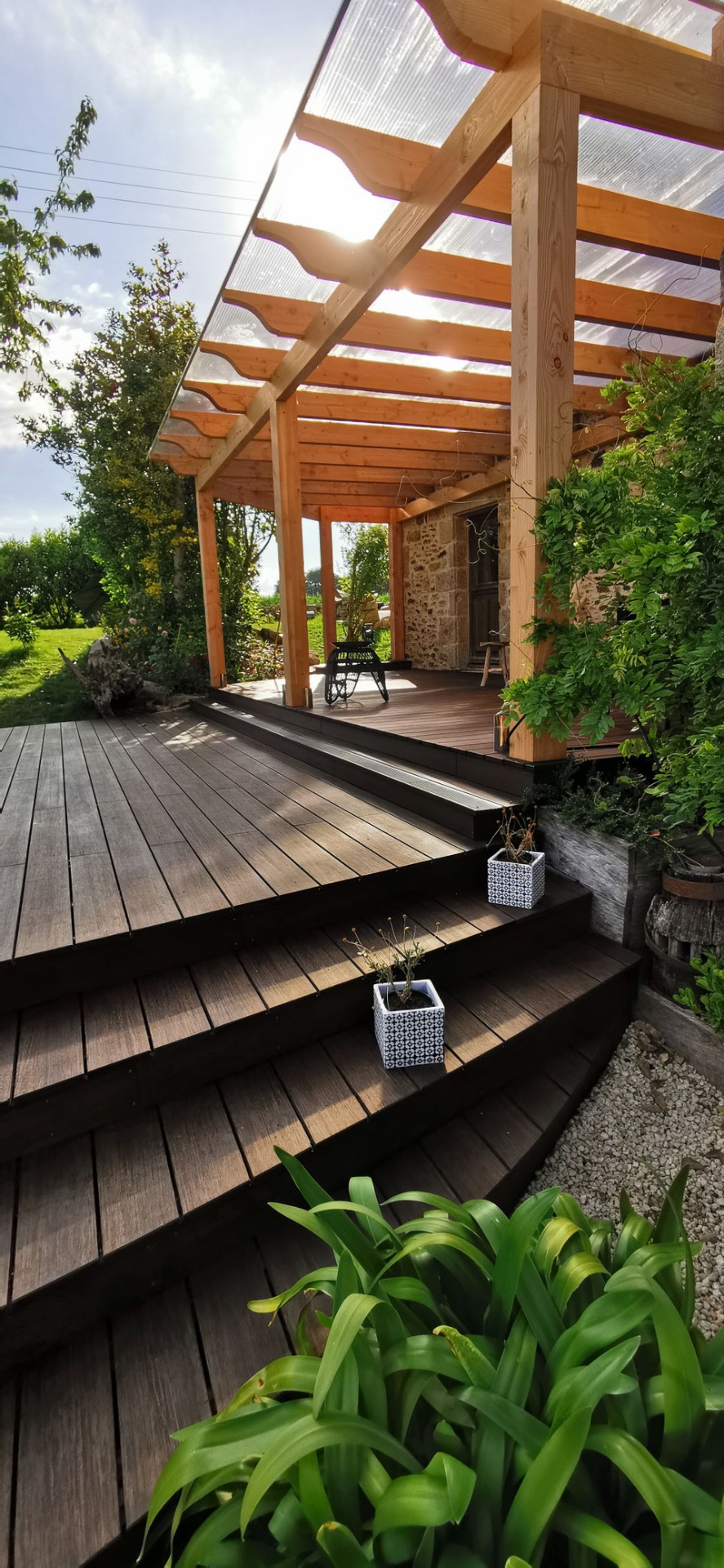 Pergola bois avec couverture polycarbonate et terrasse ipé foncée