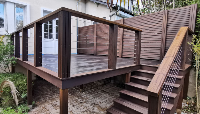 Terrasse surélevée en moso bambou avec claustra